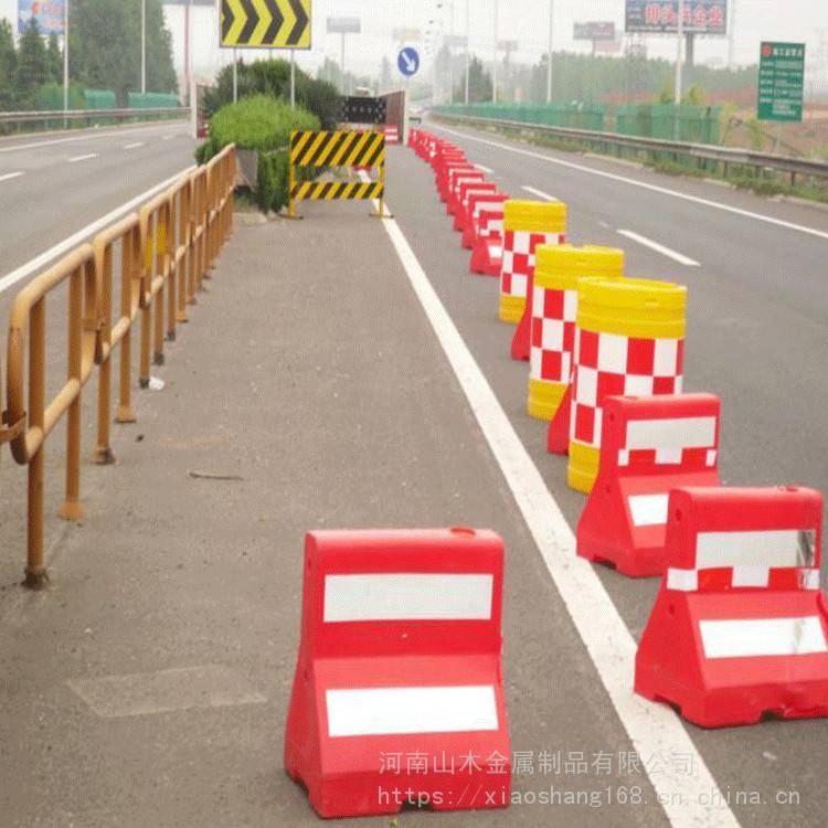 河南山木生产水马围挡护栏 公路临时交通隔离管制设施 注水塑料围挡